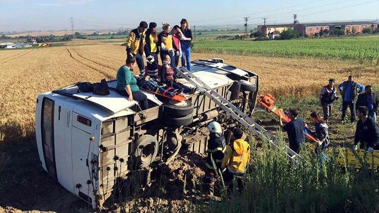 İşçi servisi devrildi: 18 yaralı