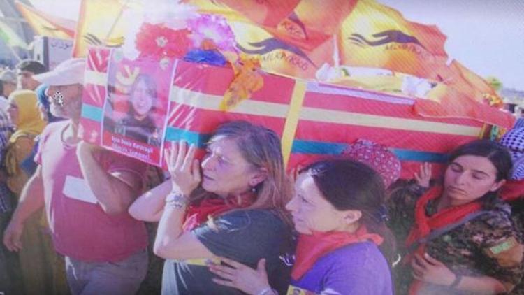 Kırmızı Fularlı Kızın anne ve babasına cenaze törenindeki fotoğraflardan soruşturma