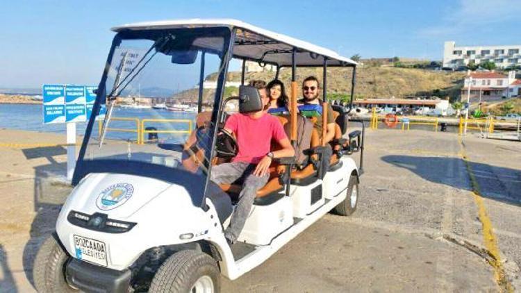 Bozcaada Belediyesi yayaları elektrikli araçla taşıyor