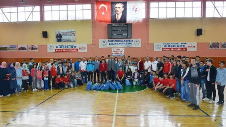 Kırşehir’de sporcular eşofmanla ödüllendirildi
