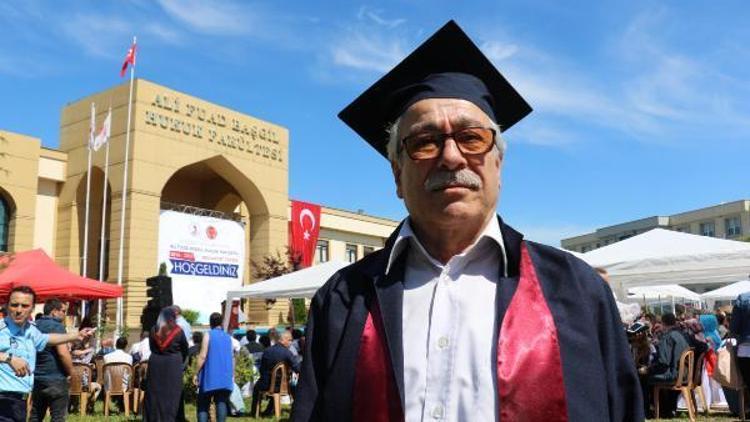 71 yaşında hukuk fakültesinden mezun oldu