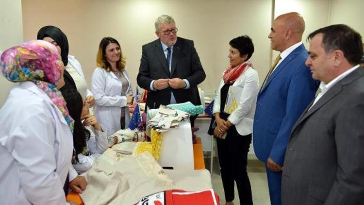 Başkan Korkut, Erzurumun ehramını AB temsilcisine hediye etti