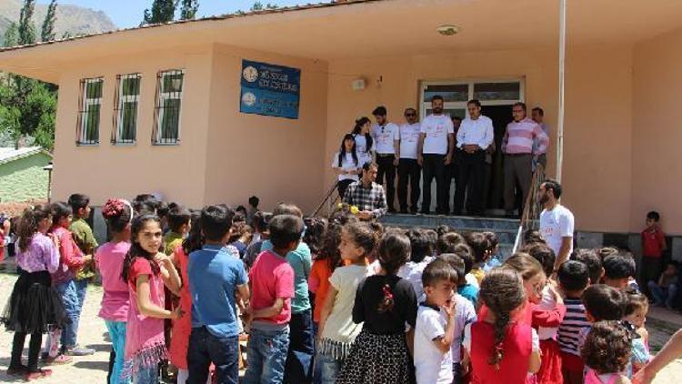 News PDR Şemdinlide 150 öğrenciye bayramlık hediye etti