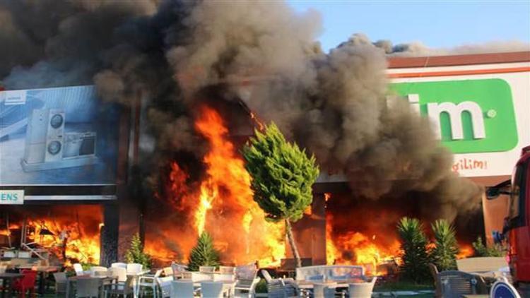 AVM’de yangın: Dükkanlar alev alev yandı