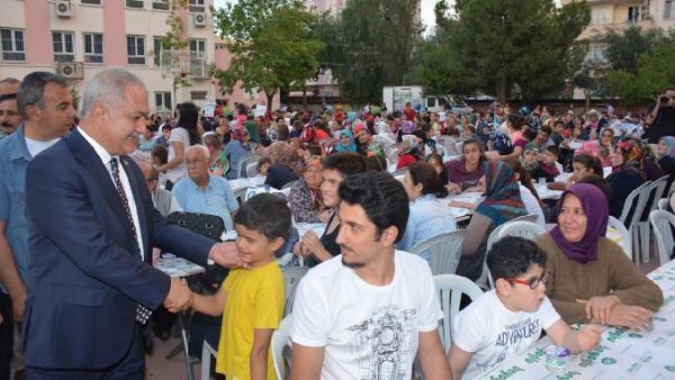 Lise bahçesinde son mahalle iftarı