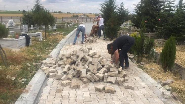 Ahmetbey mezarlığında düzenleme çalışmaları sürüyor