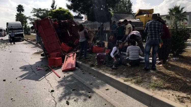Tarım işçisi taşıyan kamyonet TIRa çarptı: 3 ölü, 5 yaralı