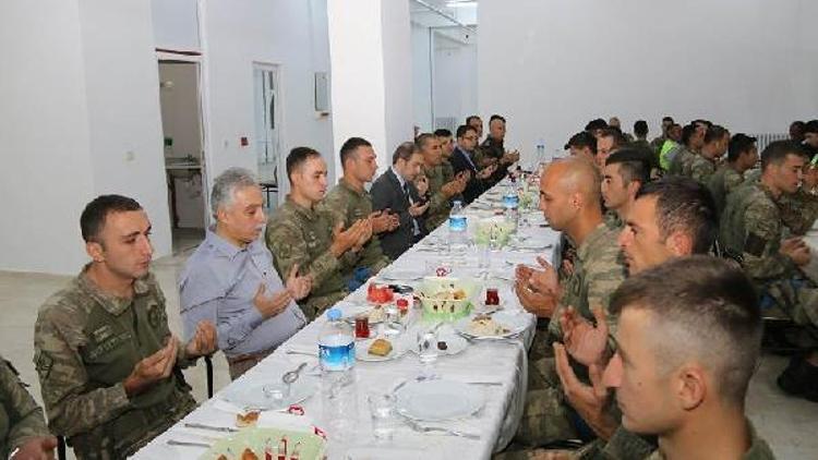 Hakkari Valisi Toprak Mehmetçikle iftar açtı