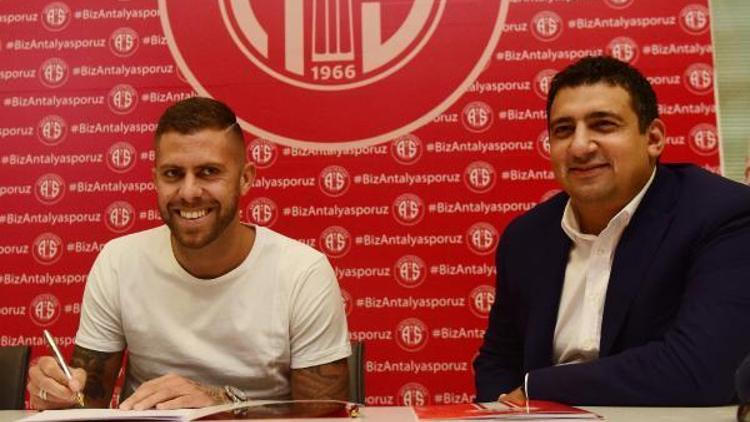 Antalyaspor Menezle 3 yıllık sözleşme imzaladı