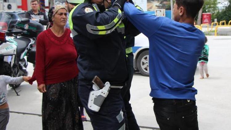 Çocuk sürücü ve babası polise zor anlar yaşattı