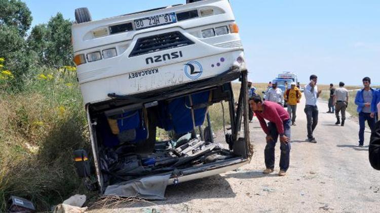 Tarım işçilerini taşıyan otobüs devrildi: 25 yaralı