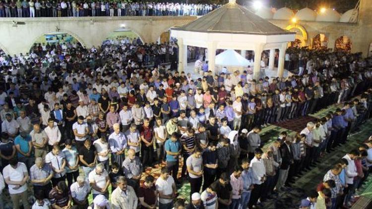 Şanlıurfa’da Kadir Gecesi’nde camiler doldu taştı