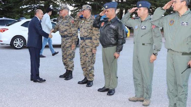 Milli Savunma Bakanı Işık, 3üncü Ana Jet Üs Komutanlığını ziyaret etti