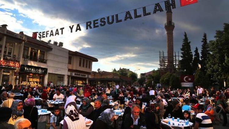 Uşakta binlerce kişilik iftar