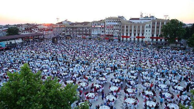 15 bin kişi iftar sofrasında buluştu