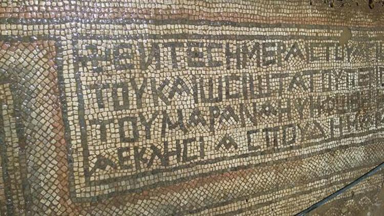 Tarlayı sürerken 10 metrelik mozaik buldu