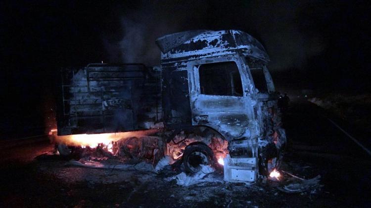Tuncelide teröristler araç yaktı