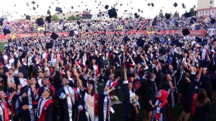 ÇOMÜde 8 bin 500 öğrencinin mezuniyet coşkusu