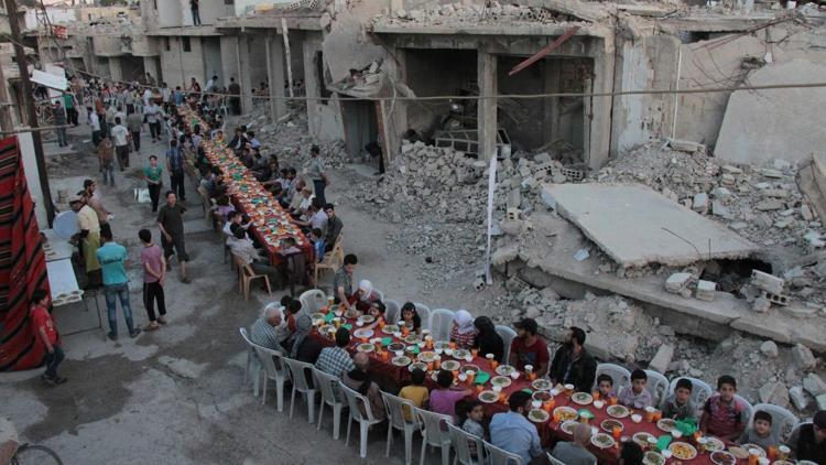 Dünya bu fotoğrafı konuşuyor Çatışmalar durdu iftar sofrası kuruldu