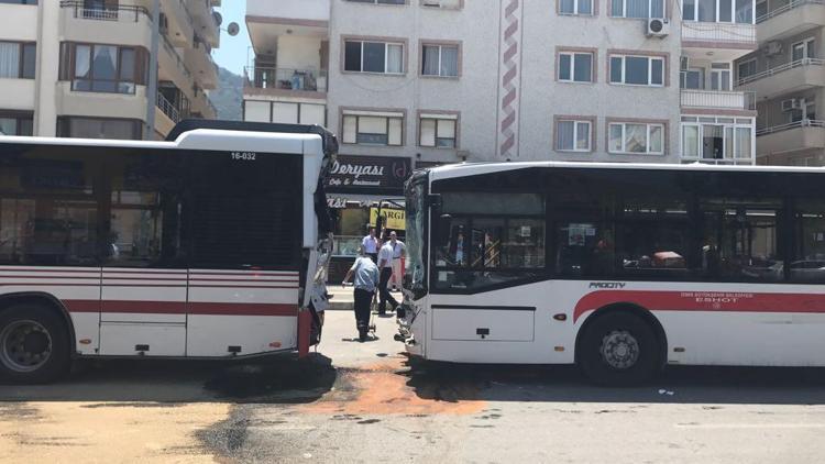 Halk otobüsleri çarpıştı: 11 yaralı