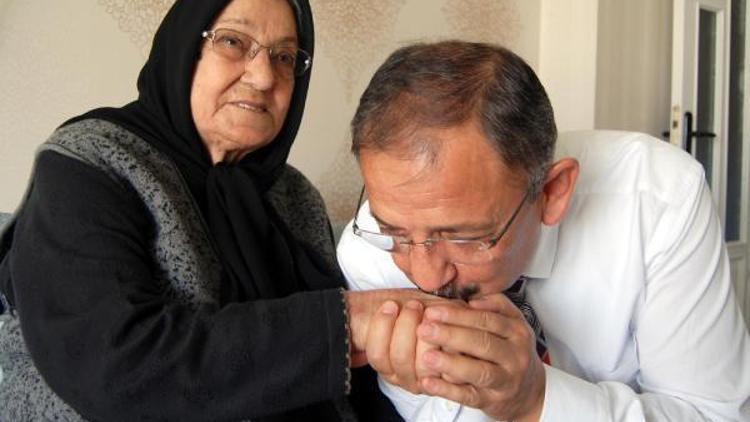 Bakan Özhasekinin annesinin cenazesine Erdoğan ve Yıldırım da katıldı