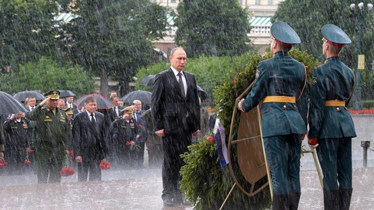 Putin, saygı duruşu sırasında sırılsıklam oldu