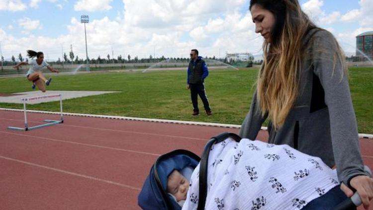 Atletizm antrenörü çift bebekleriyle milli takım kampında