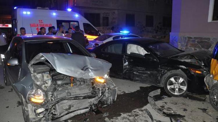 İnegölde 4 aracın karıştığı zincirleme kaza: 6 yaralı