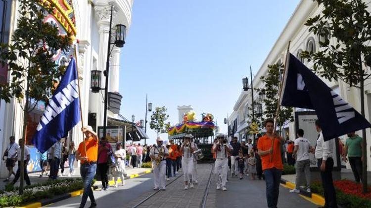 VIALAND’de bayram coşkusu renkli kortej eşliğinde kutlanıyor