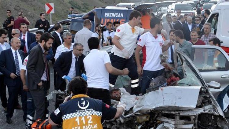 Başbakan Yıldırım, 5 ölümlü kazayı görünce konvoyu durdurdu