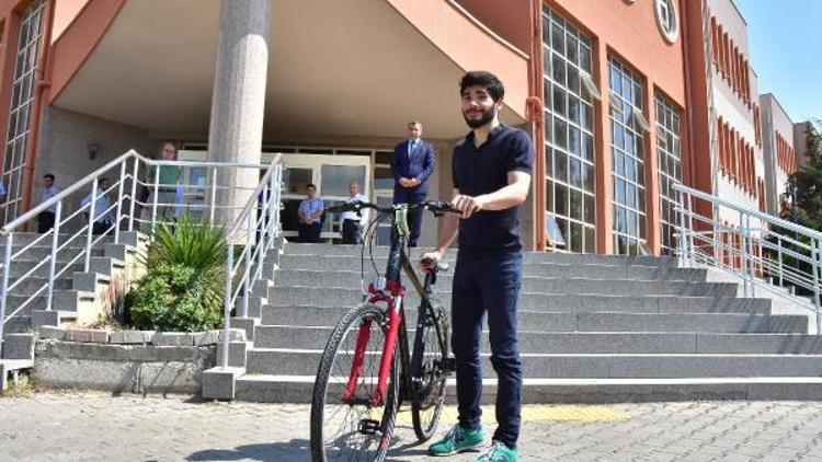 Rektör bisikleti çalınan öğrenciye bisiklet hediye etti