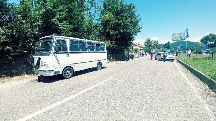 Minibüs ile otomobil çarpıştı: 6 yaralı