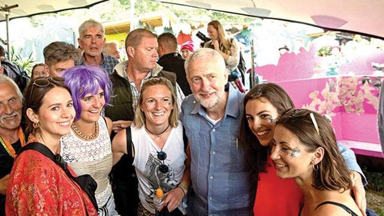İşçi Partisi lideri Corbyn  festivalin yıldızı oldu