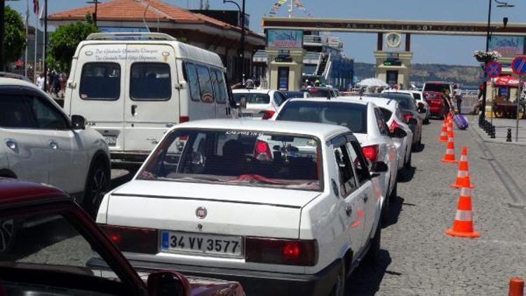 Çanakkale feribot iskelesinde bayram yoğunluğu