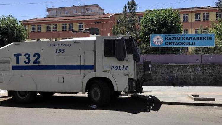 Diyarbakırda polis, halkı sokağa döken tacizciyi arıyor (2)