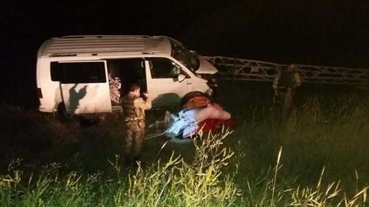 Adilcevaz’da minibüs elektrik direğine çarptı: 7 yaralı