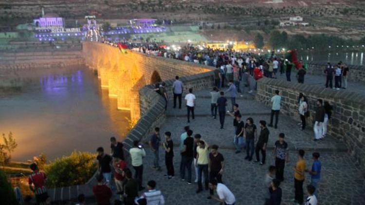 Diyarbakırsporun 49uncu yılı tarihi On Gözlü Köprüde meşalelerle kutlandı