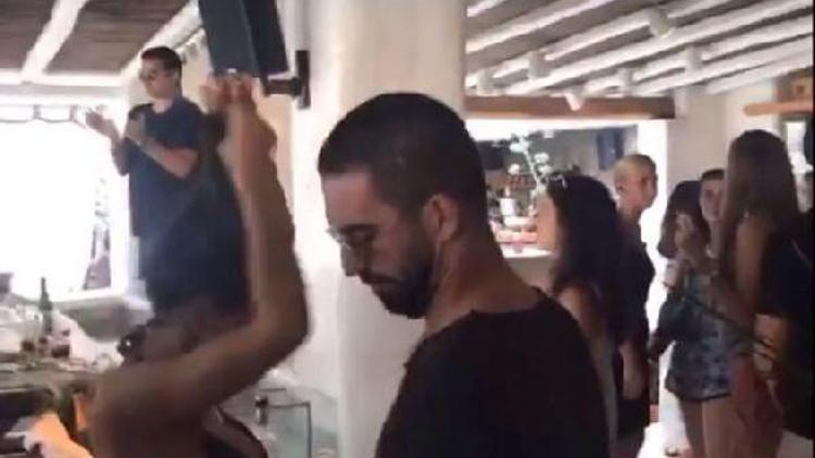 Arda Turan, sevgilisi ile Mikonosta tatilde