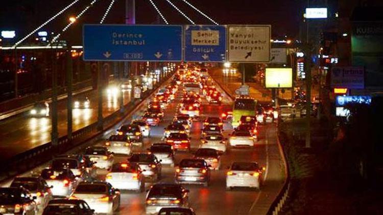 Tatilciler dönüş yolunda... Trafik durma noktasında