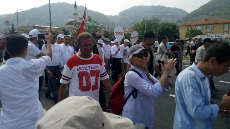 CHPli Budak: Başbakanın yürümekten ayakları parçalanan insanlara saygısızlık etmeye hakkı yok