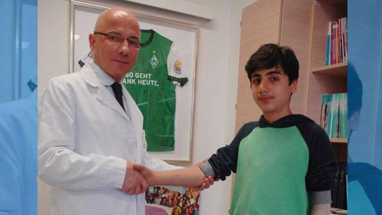 Türk profesör savaş mağduru çocuğa mekanik kol taktı