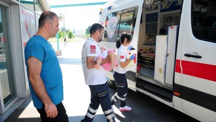 Denizde oynarken boğulma tehlikesi geçirdi