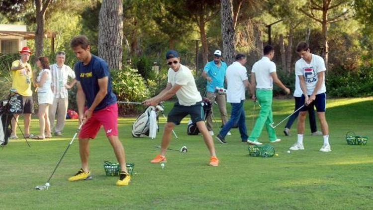 Tenisçiler golf oynadı