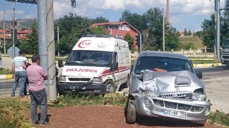 Ambulansla minibüs çarpıştı