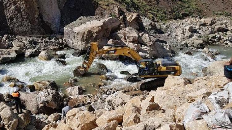 Zap Deresinde kaybolan Miraçı arama çalışmaları sürüyor