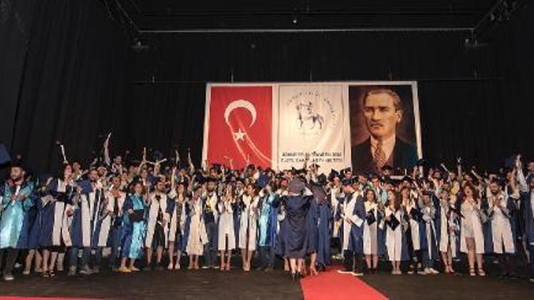 50 yaşında mezuniyet coşkusu