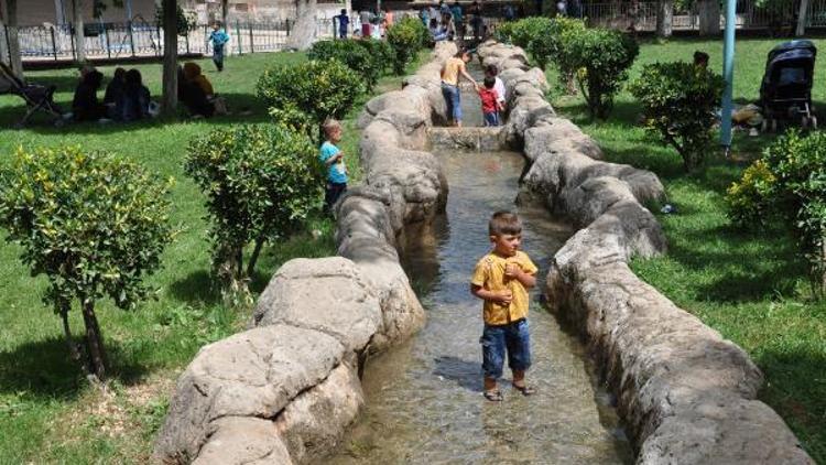 İslahiyede çocuklar süs havuzunda serinliyor