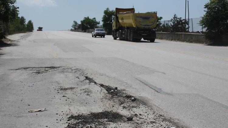 Asfalt yol ağır tonaja dayanamadı