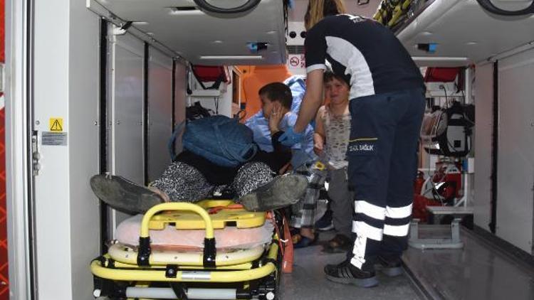 Yaralı ikizler anneleri olmadan ambulanstan inmedi