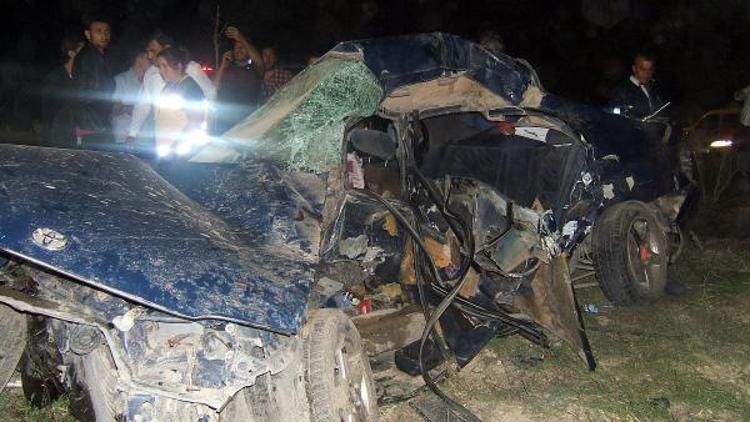 Çay’da otomobille minibüs çarpıştı: 4 ölü, 3 yaralı - Fotoğrafları